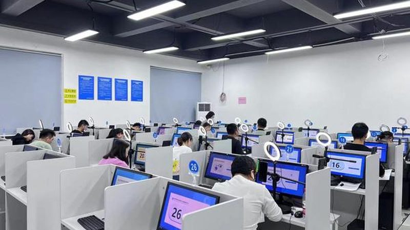 色彩搭配是网店装修中不可或缺的一环。女装店铺的色彩搭配要注重以下几点：